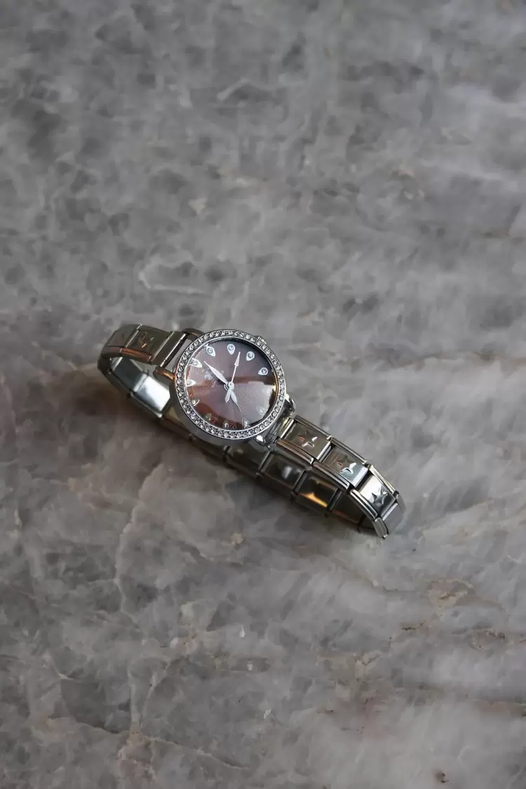 Çelik Silver Yuvarlak Taşlı Star Nomi Charm Kadın Saat