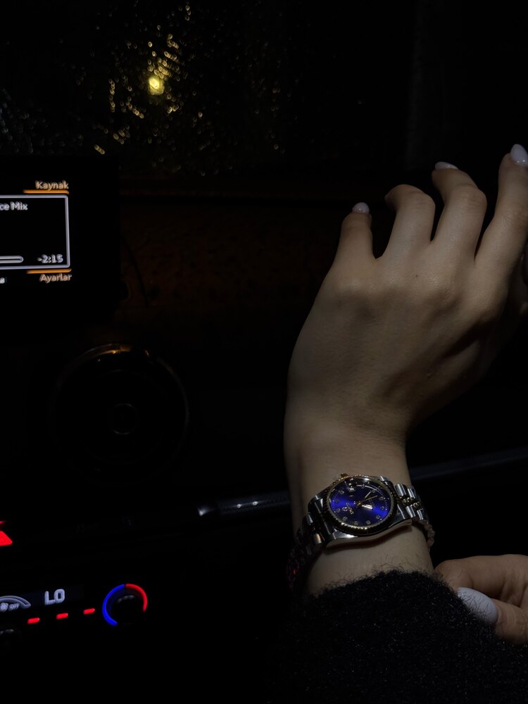 Marka Model Taşlı Lacivert Kadranlı Çelik Kadın Saat