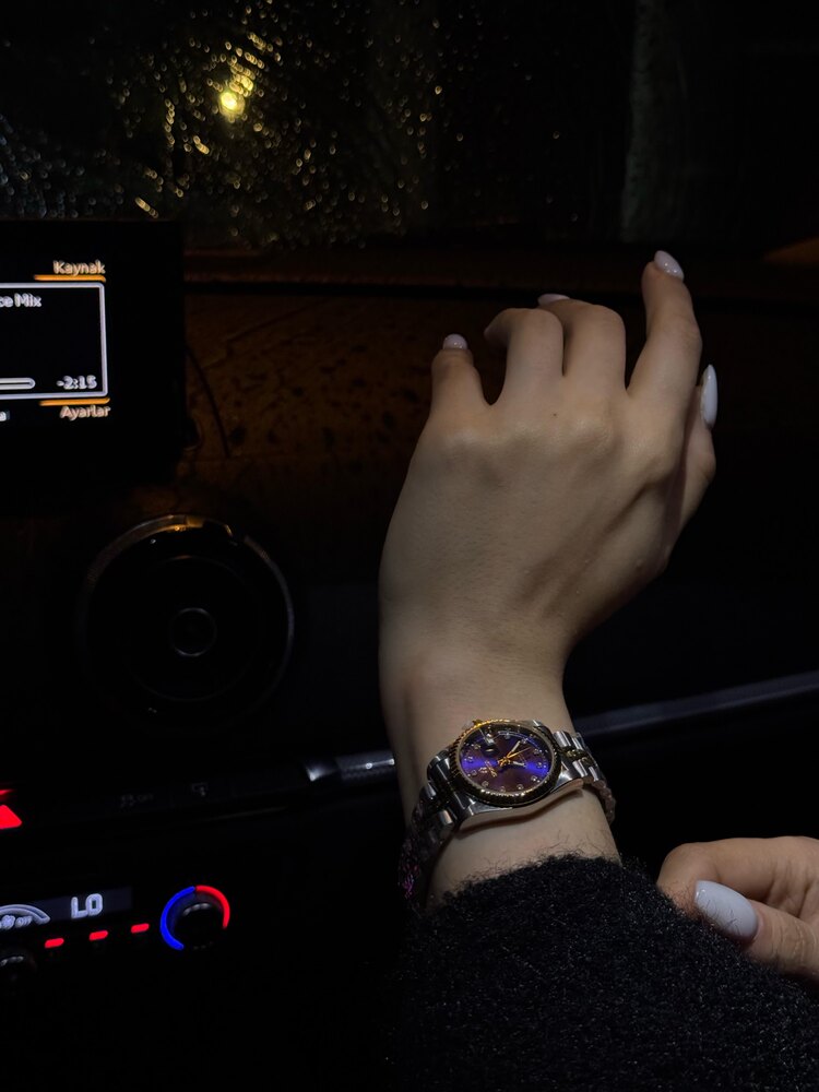 Marka Model Taşlı Lacivert Kadranlı Çelik Kadın Saat
