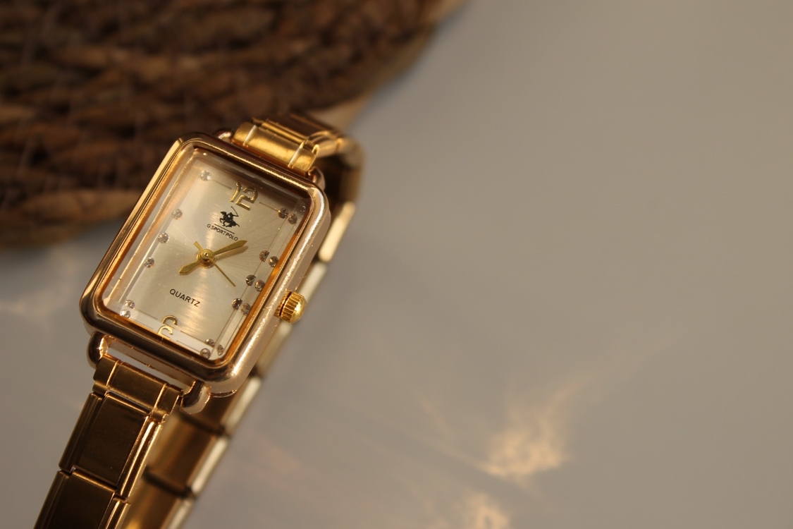 Nomi Luxe Gold Kare Kadranlı Çelik Kadın Saat