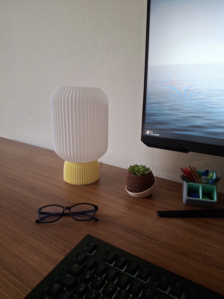 3D Baskı Modern Ribanalı Masa Lambası - E14 Duy / Açma Kapama Anahtarlı Masa Lambası