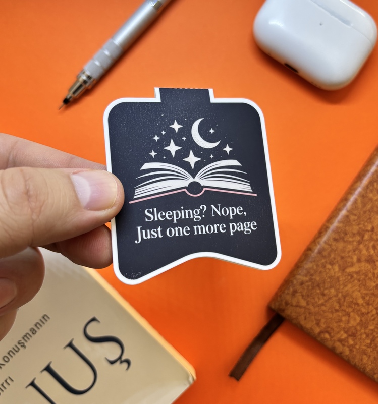 Kitap Ayracı (Mıknatıslı) – “Just One More Page” Mat Laminasyon, Dayanıklı Tasarım