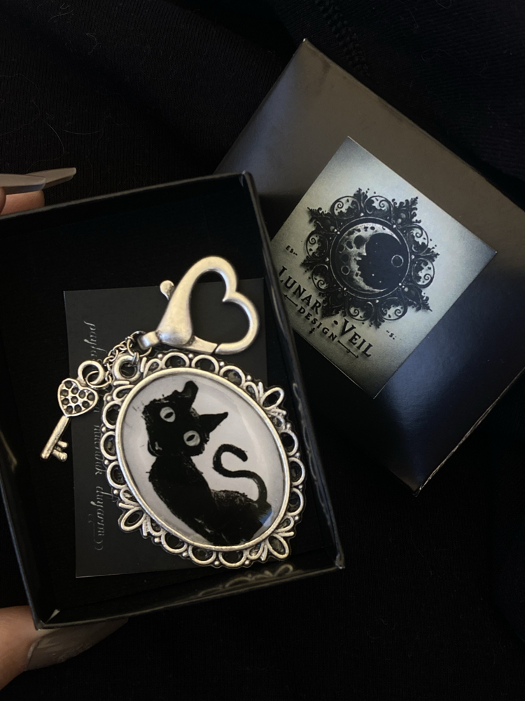 coraline the cat charm⬛