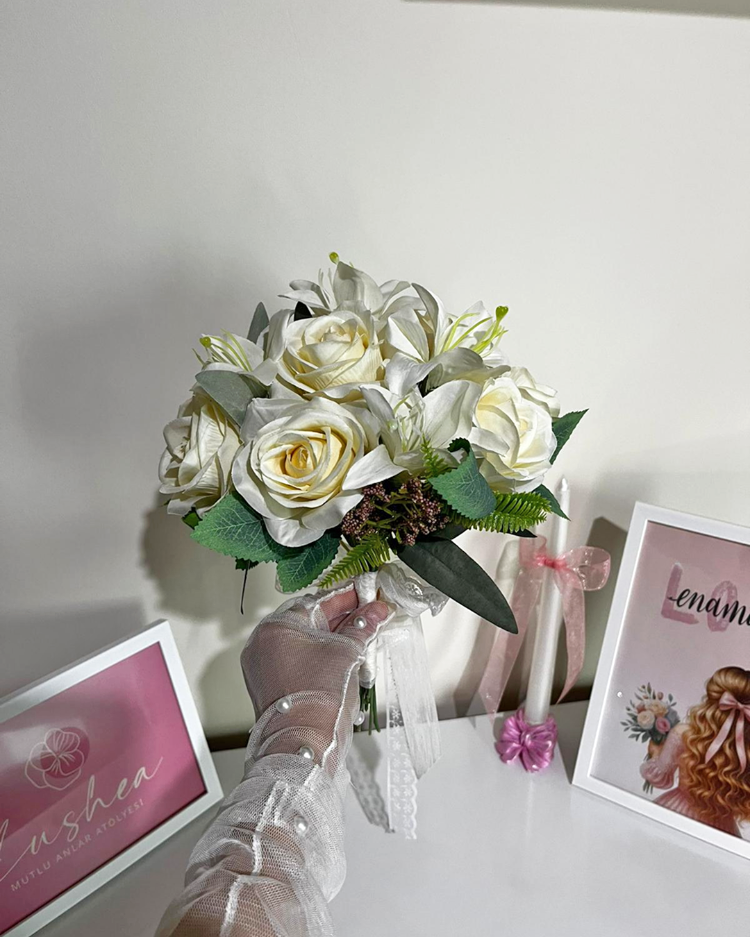 Ivy White Gül ve Lilyum Gelin Buketi