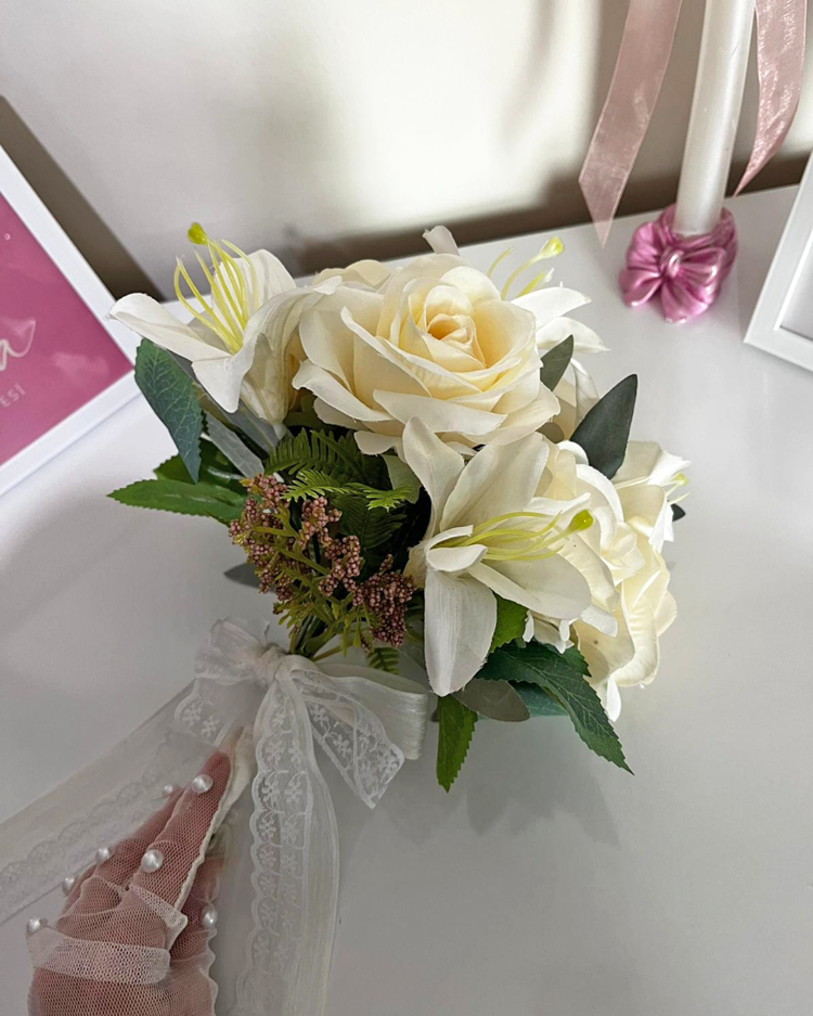 Ivy White Gül ve Lilyum Gelin Buketi