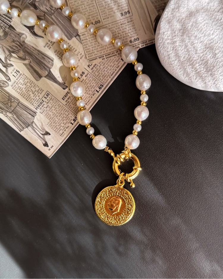 ‘AUDREY’ Vintage Madalyonlu İnci Kolye