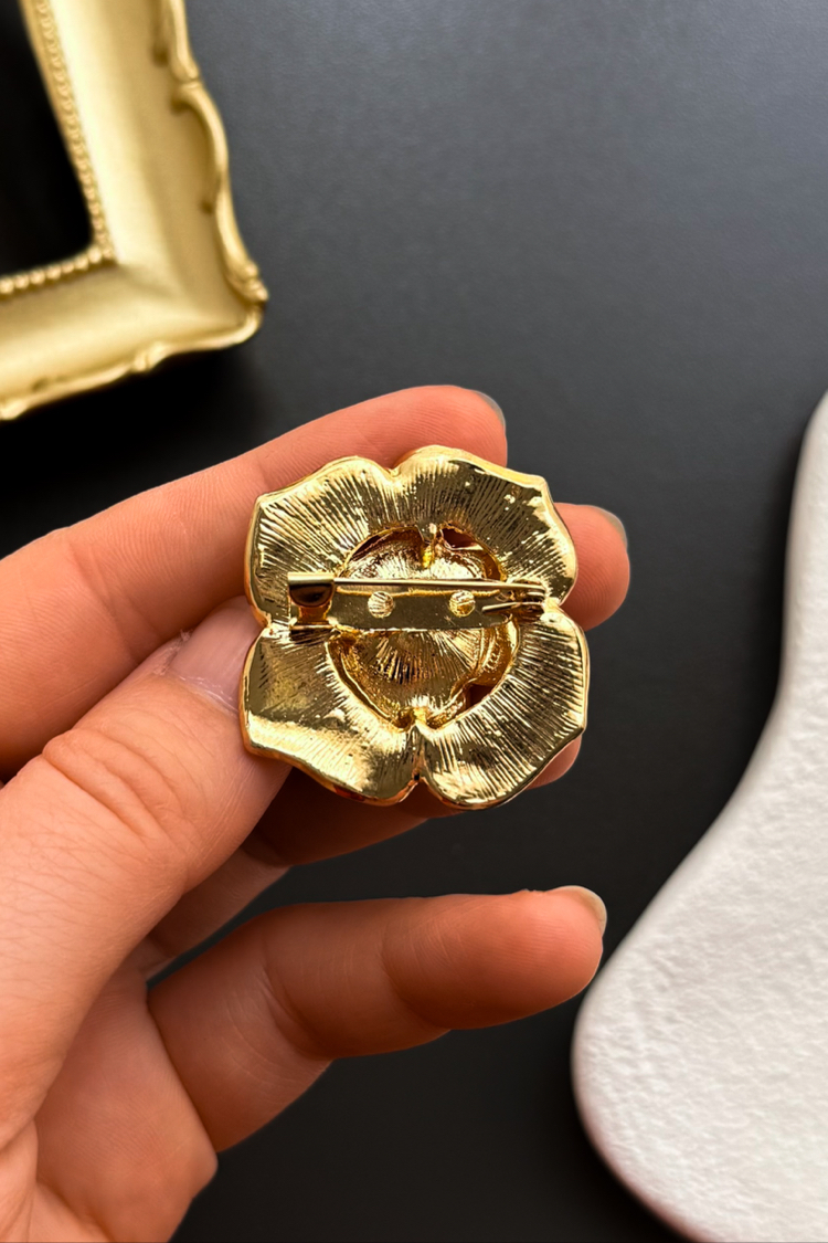 ‘ROSE’ İncili ve Kristal Taşlı Zarif Çiçek Tasarımlı Gold Broş | Şık Yaka İğnesi