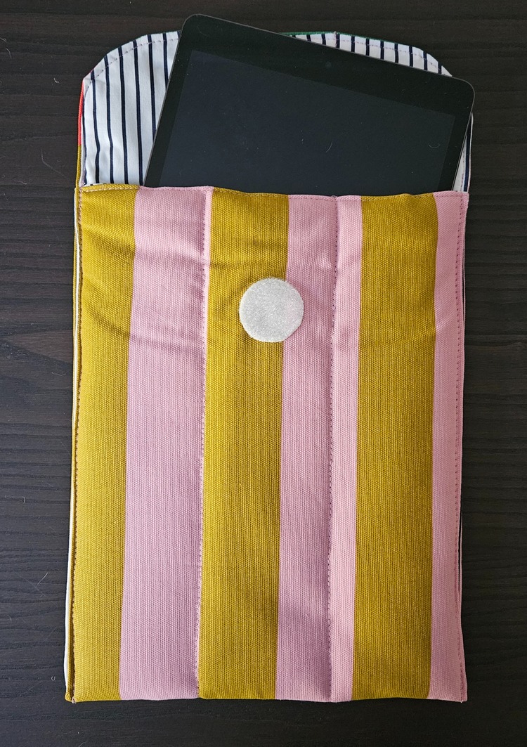 Çİzgili Puffer Tablet & Kitap Çantası