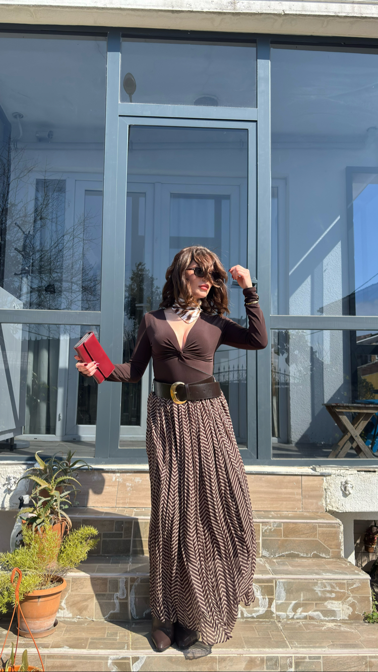 Kemer Detaylı Kahverengi Etek