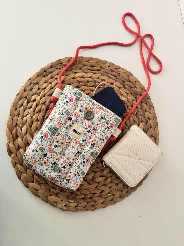 Yeşil çiçekler telefon çantası