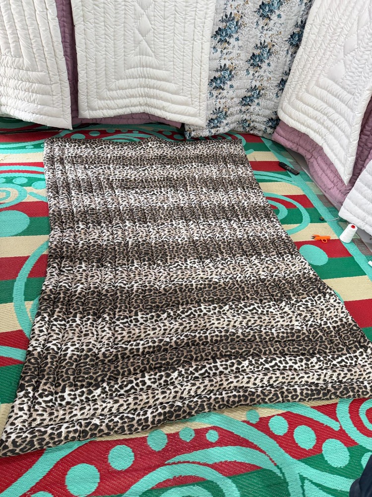 TEK KİŞİLİK LEOPAR DESENLİ (155 X 215) %100 EL EMEĞİ VE MERİNOS KUZU YÜN DOLGULU