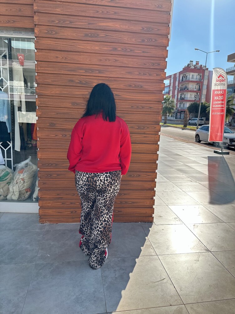 Kırmızı şerit Detaylı Leoparlı Takım