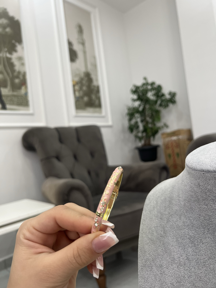 Pembe işlemeli kelepçe