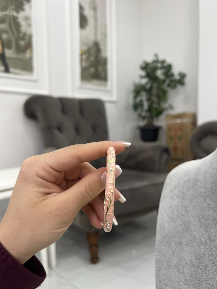 Pembe işlemeli kelepçe