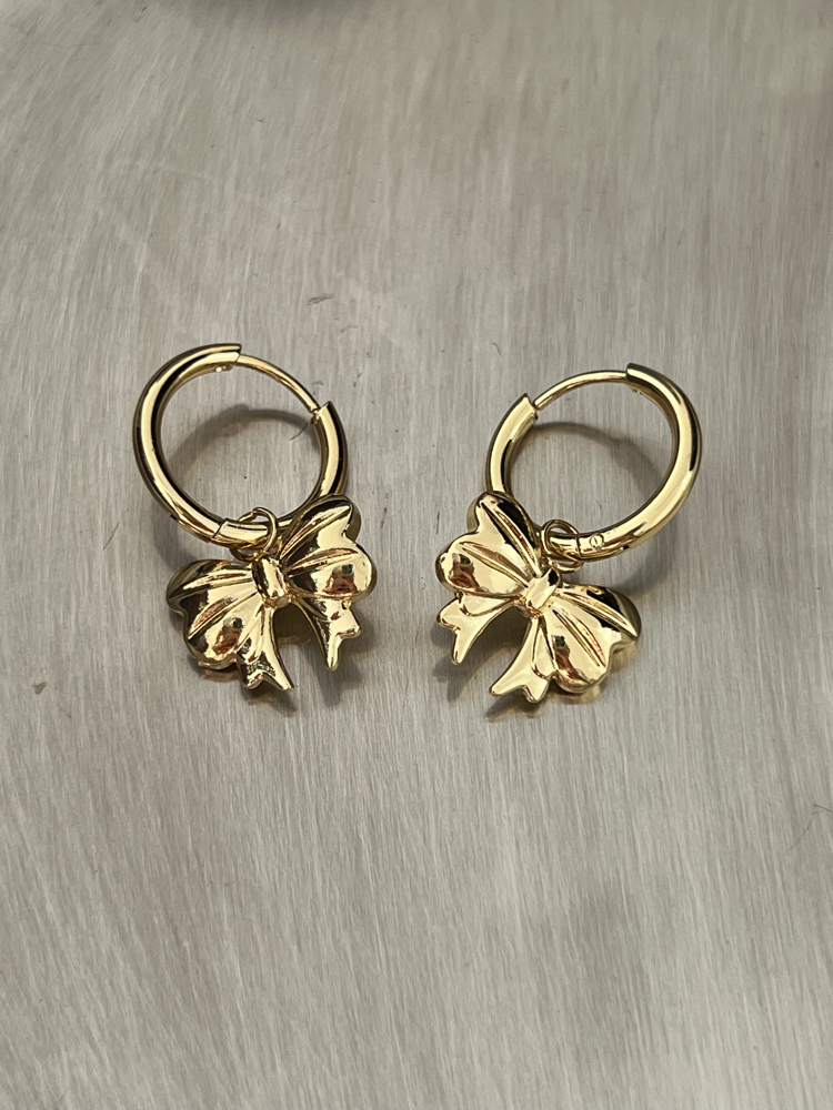 Kurdele Charm Detaylı Mini Halka Küpe