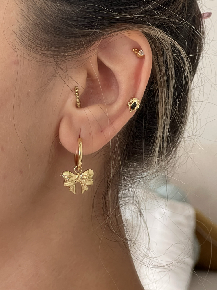 Kurdele Charm Detaylı Mini Halka Küpe