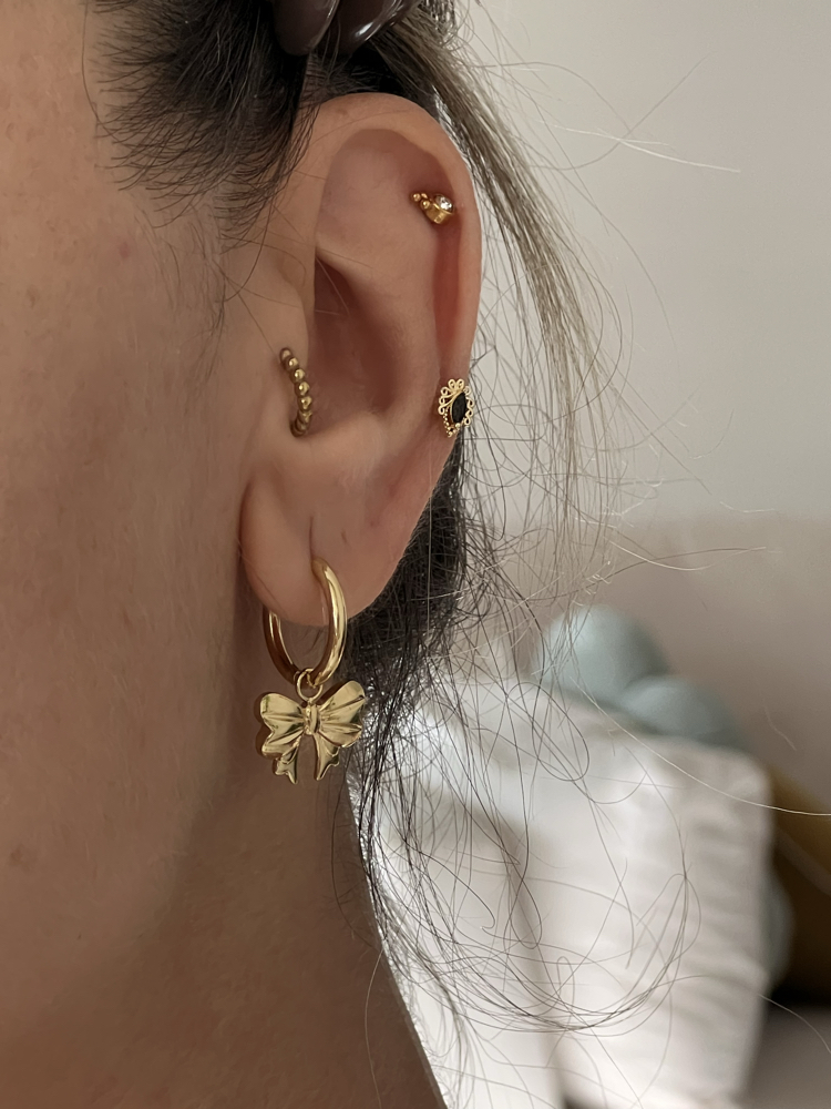 Kurdele Charm Detaylı Mini Halka Küpe