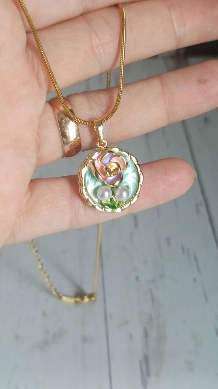 Pembe Çiçekli Turkuaz Mineli Çelik Kolye