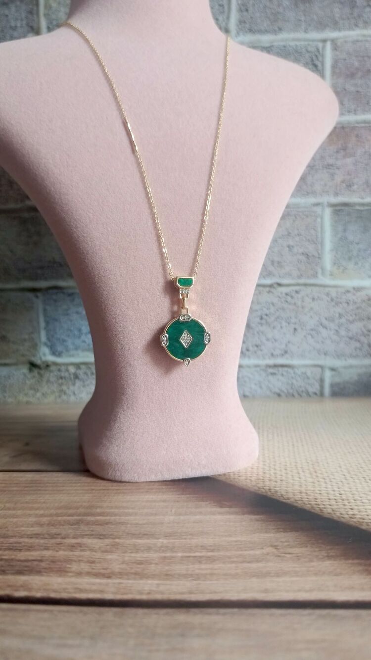 Yeşil Mineli Daire Marka Model Kolye