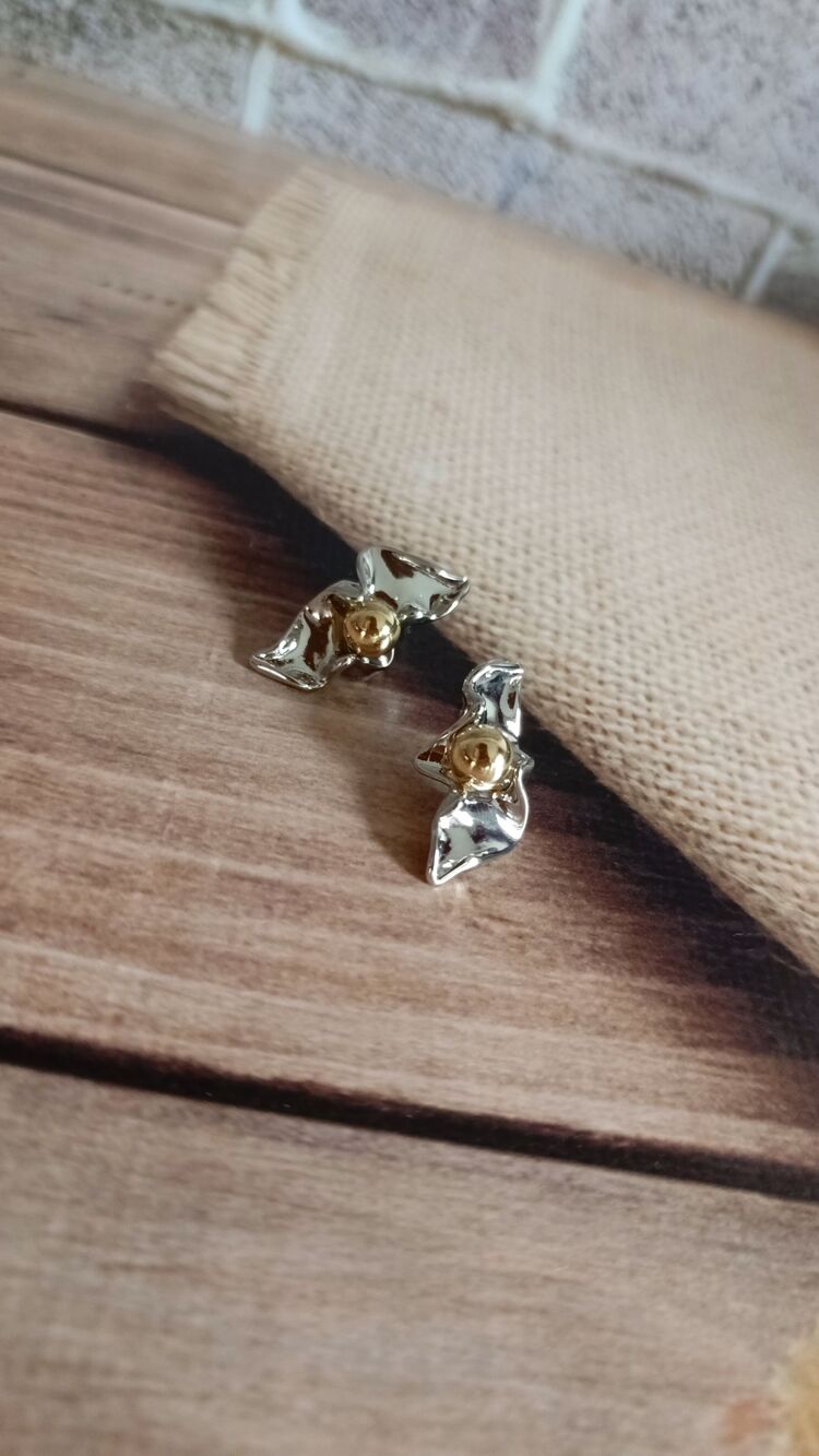 Gold Topcuk Detaylı Buruşuk Küpe