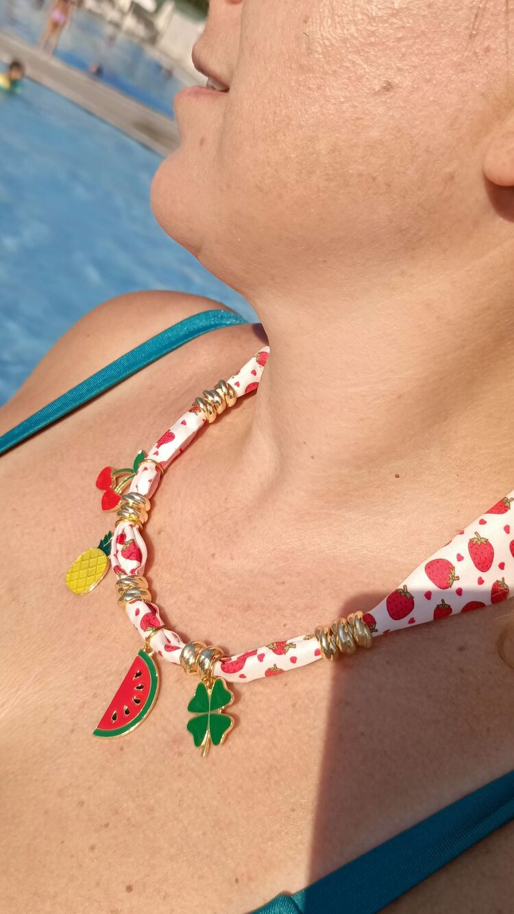 Meyve Charmlı Çilek Fular Kolye