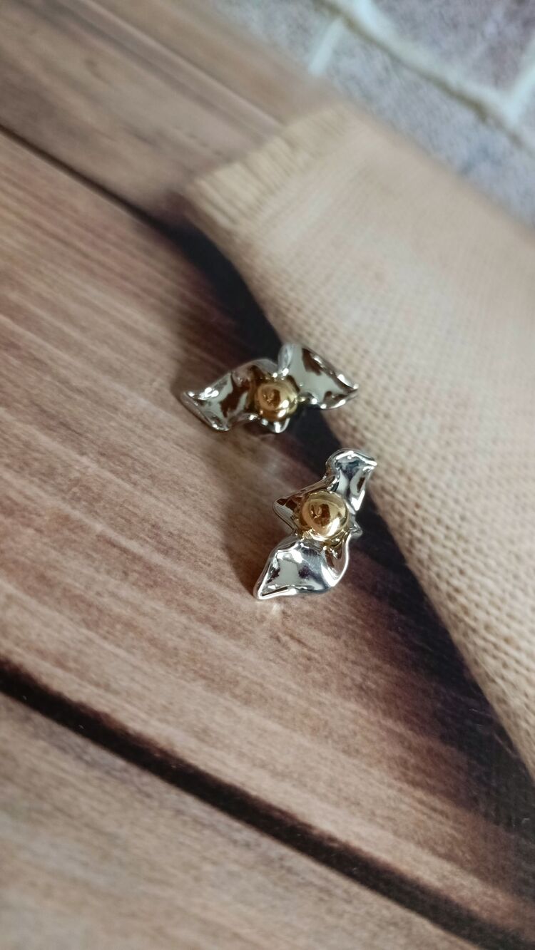 Gold Topcuk Detaylı Buruşuk Küpe