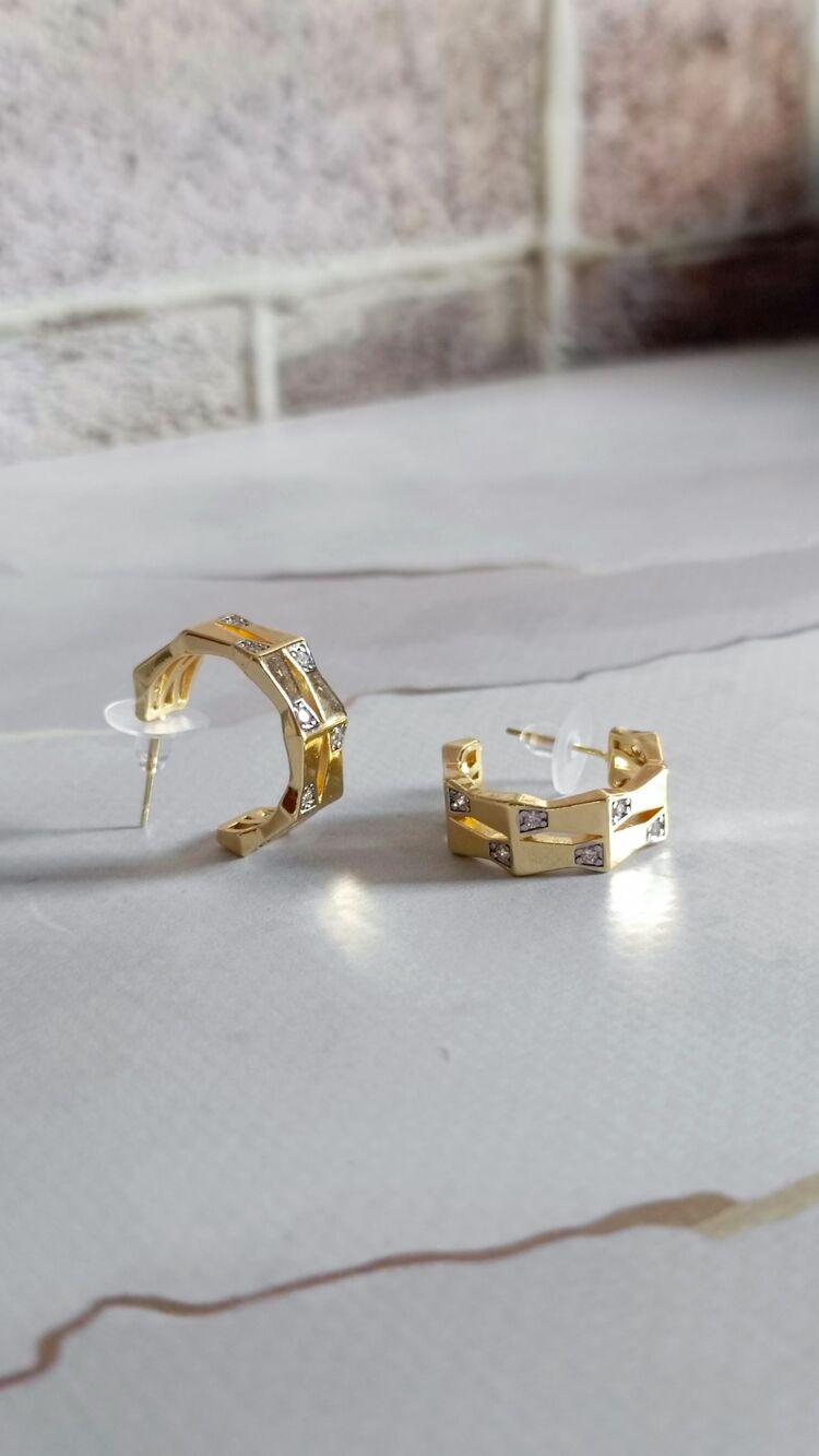 Marka Model Taşlı Altıgen Gold Küpe