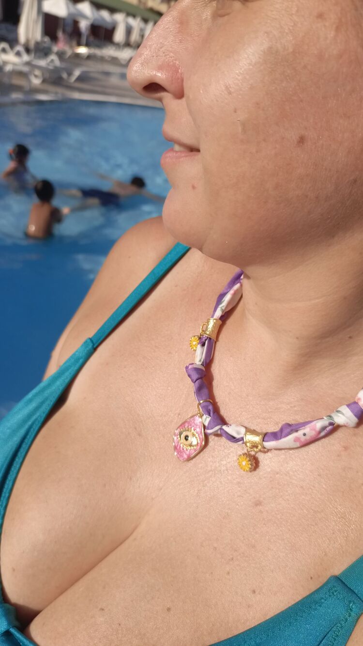 Pembe Nazar Detaylı Fular Kolye