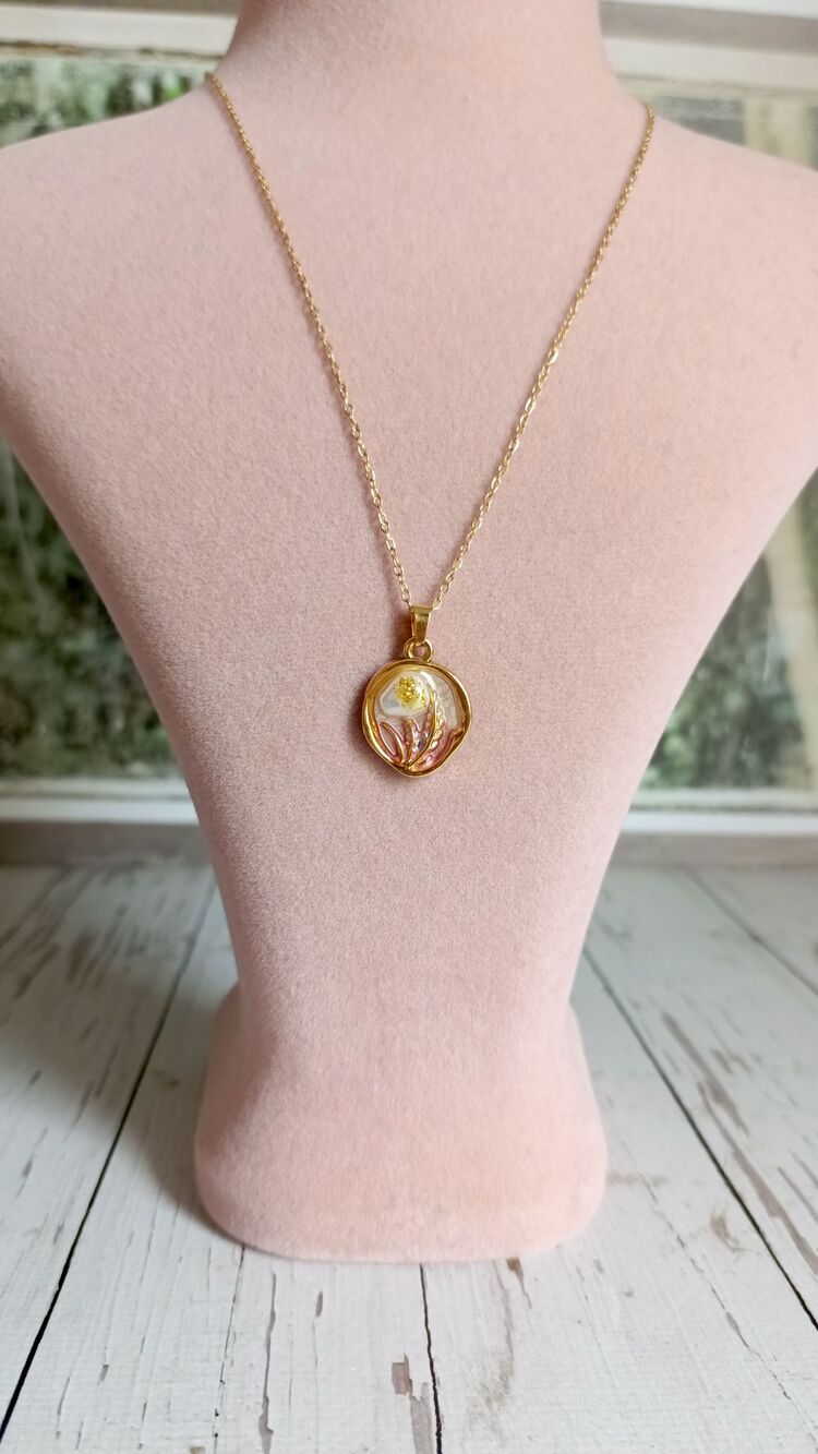 Yuvarlak Pembe Mineli Çiçek Detaylı Kolye