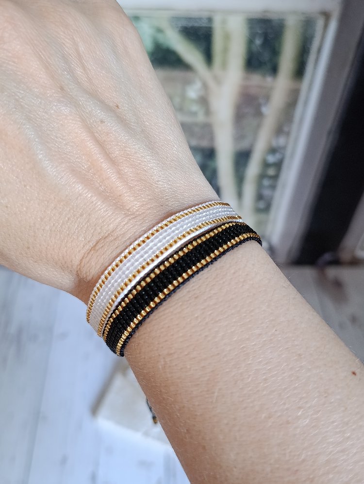 Gold Şerit Detaylı Beyaz Miyuki Bileklik