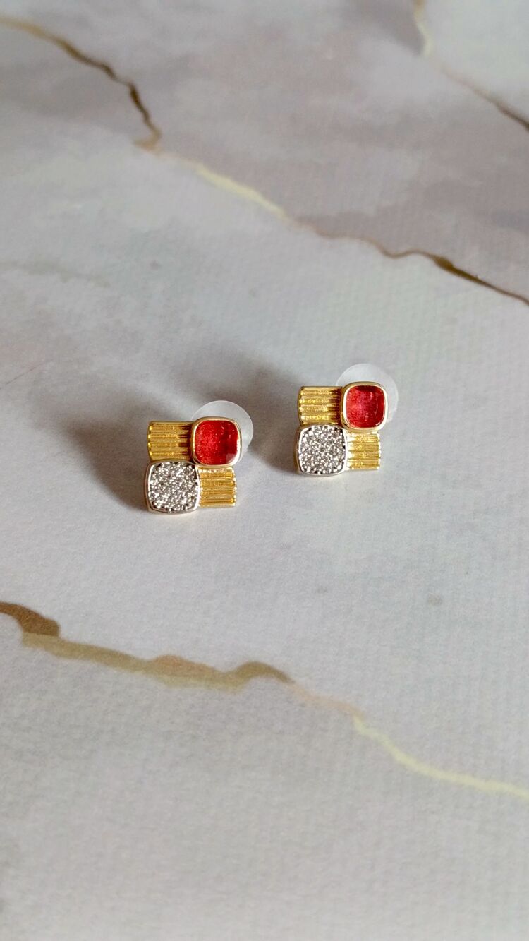 Marka Model Bordo Taşlı Kare Küpe