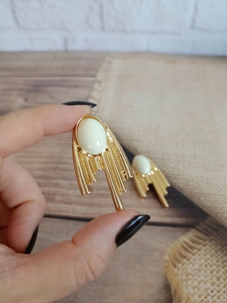 Oval Bej Taşlı Küpe
