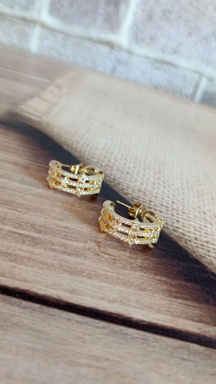 Gold Yıldız Detaylı Halka Küpe