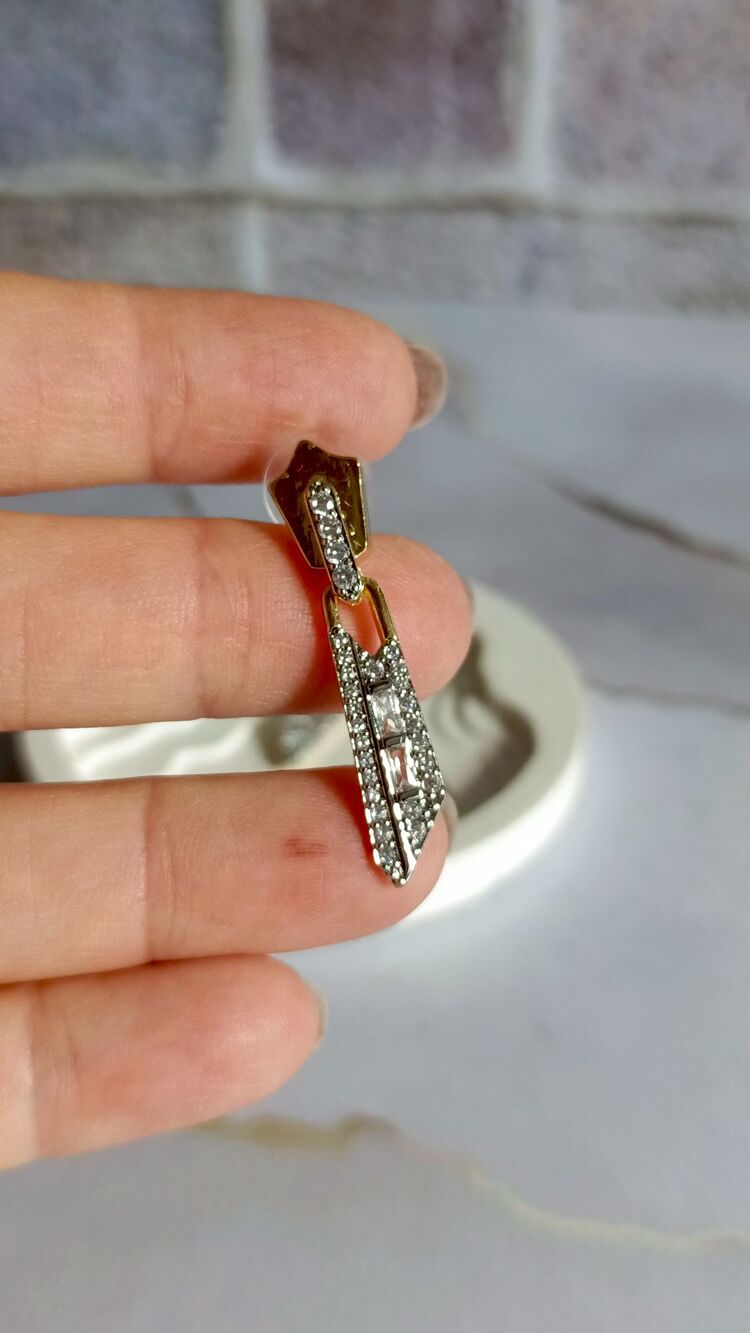 Marka Model Özel Seri Zirkon Taşlı Çubuk Model Küpe