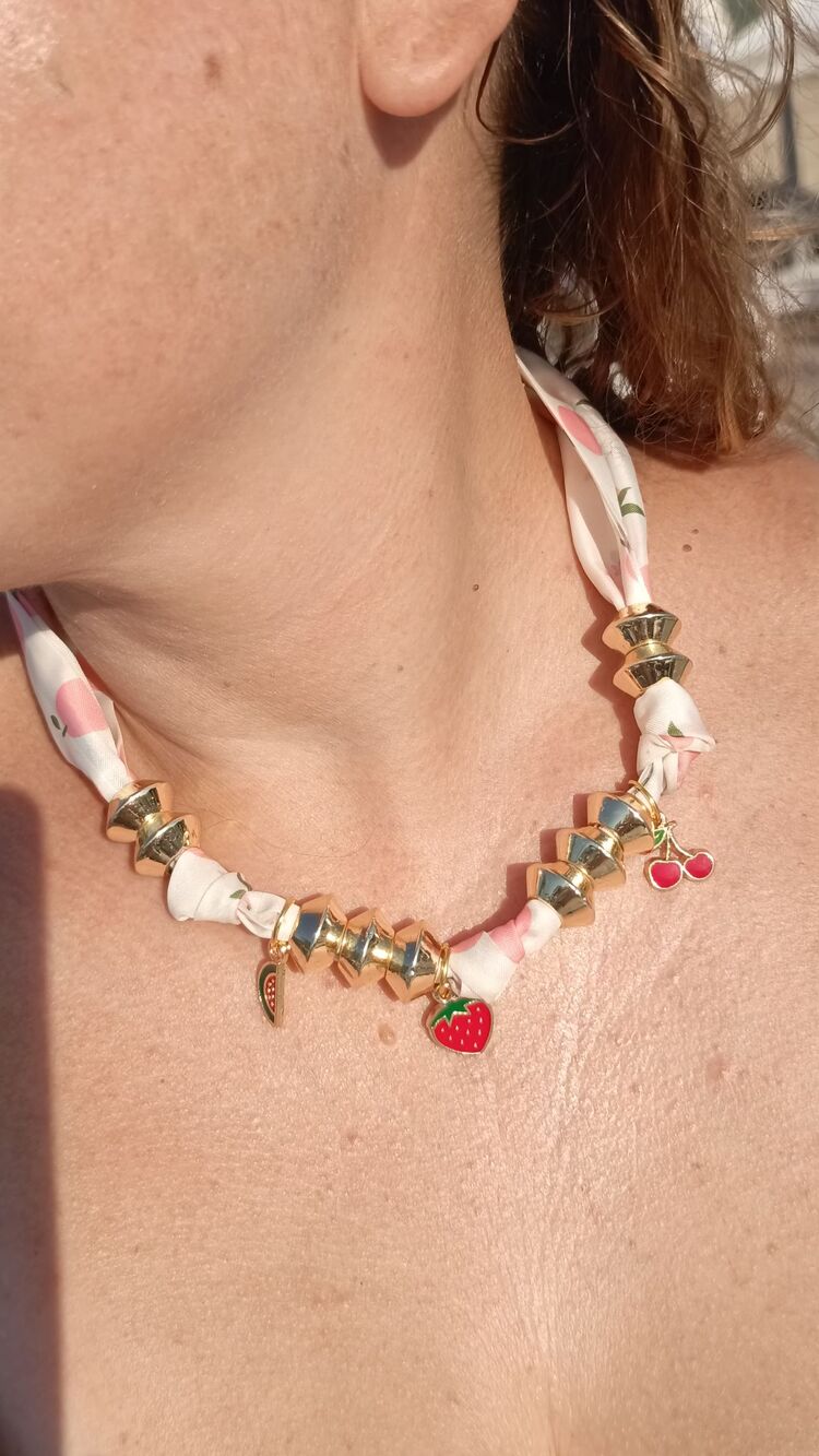 Meyve Charm Detaylı Düğümlü Fular Kolye