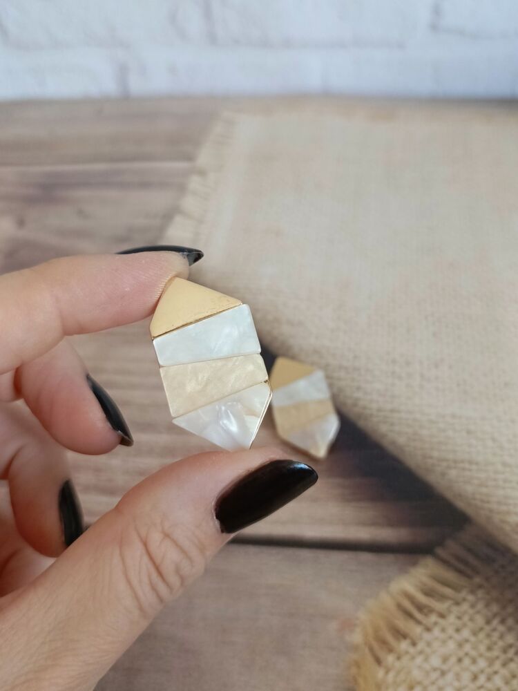 Yamuk Bej Gold Küpe