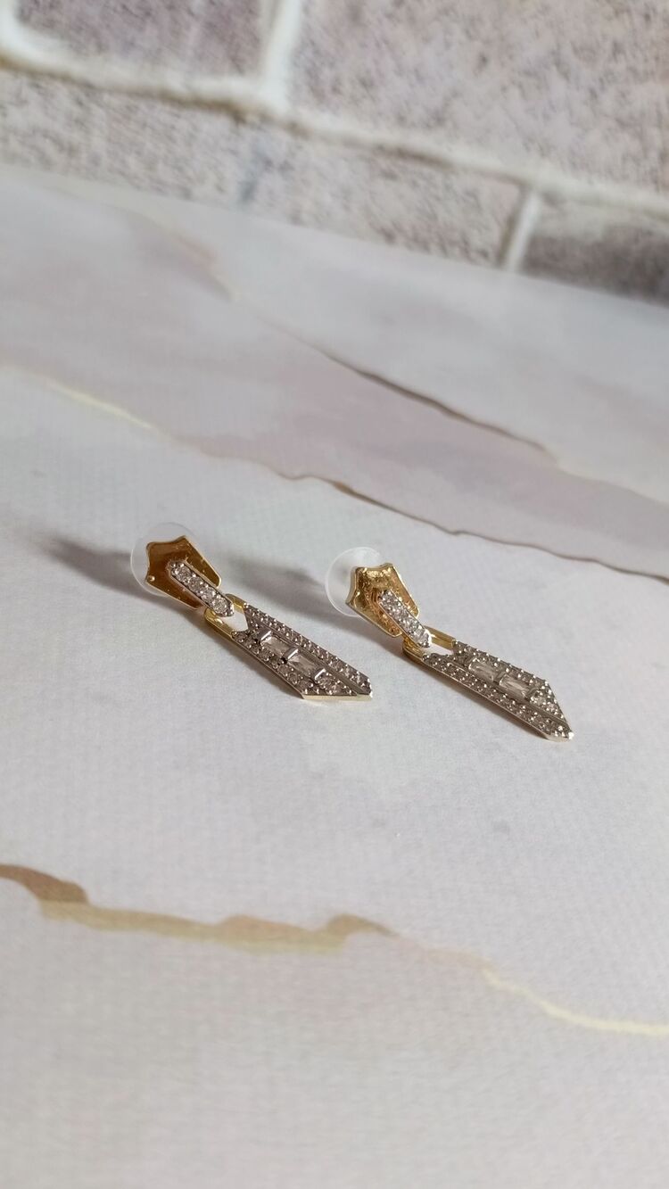 Marka Model Özel Seri Zirkon Taşlı Çubuk Model Küpe