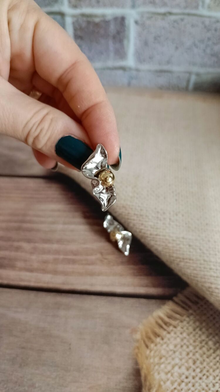 Gold Topcuk Detaylı Buruşuk Küpe