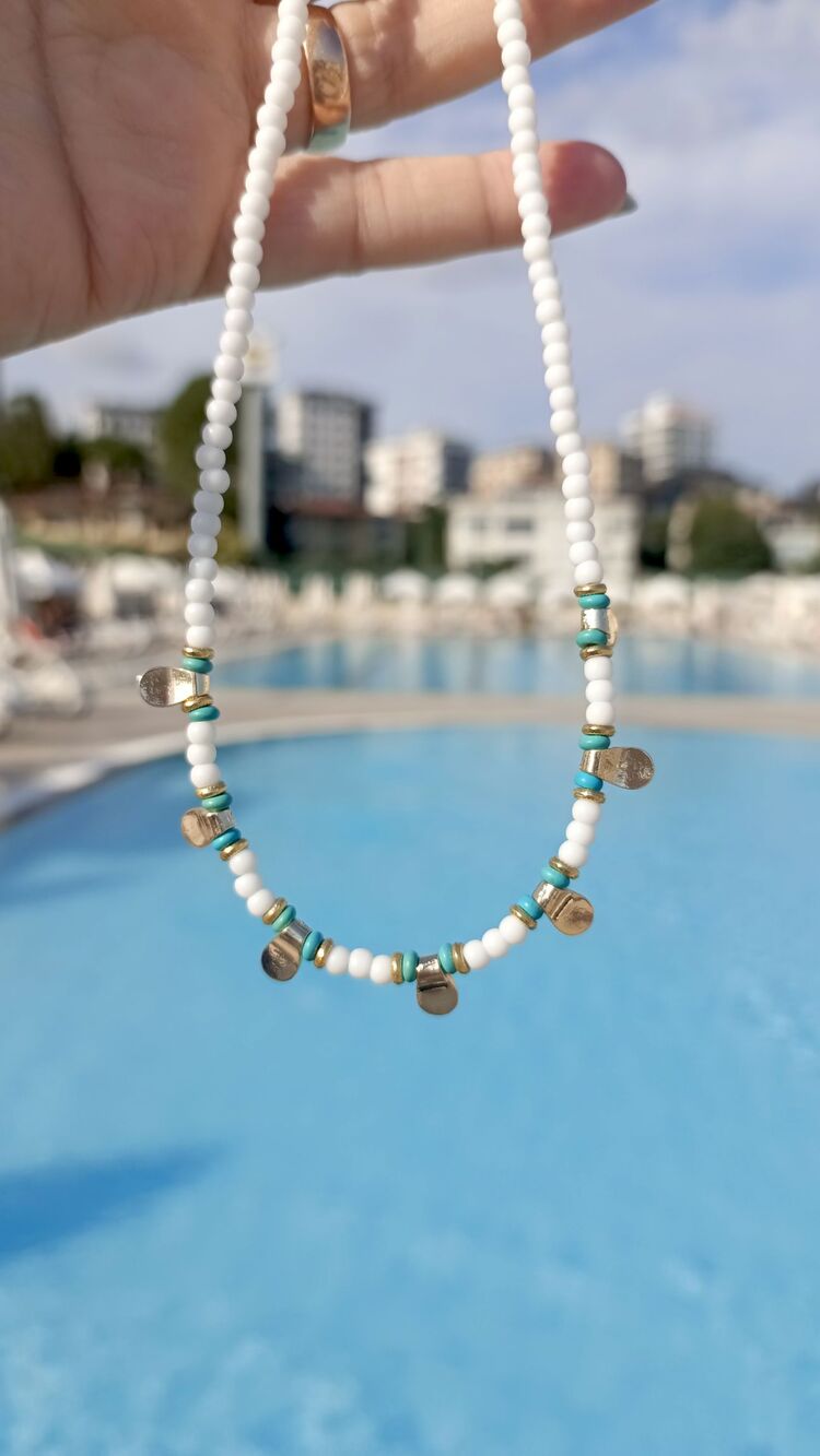 Gold Pullu Beyaz Boncuk Kolye