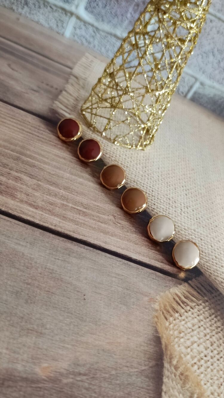 Krem Renk Düğme Küpe
