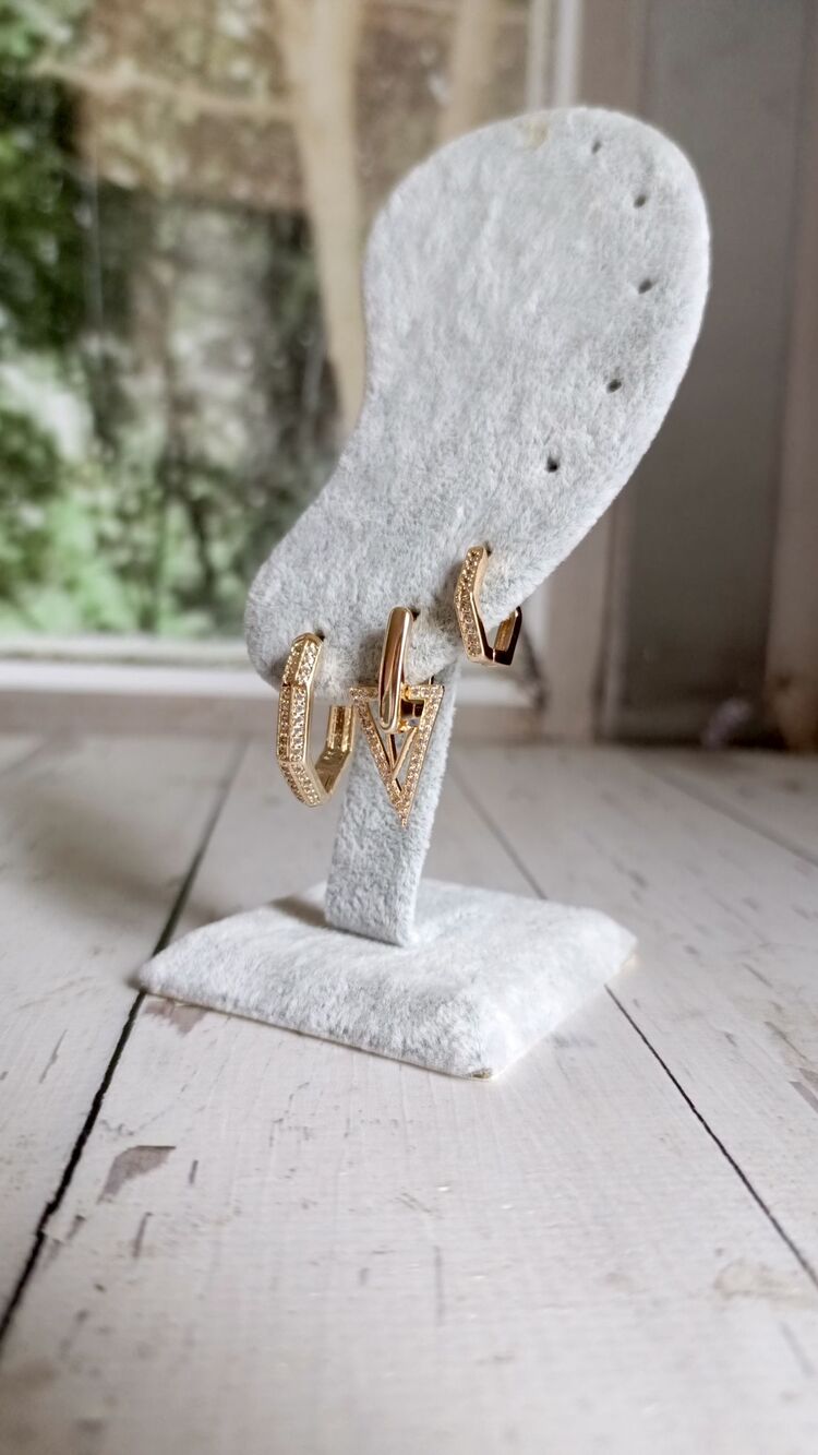 Üçgen Detaylı Gold Üçlü Küpe Seti