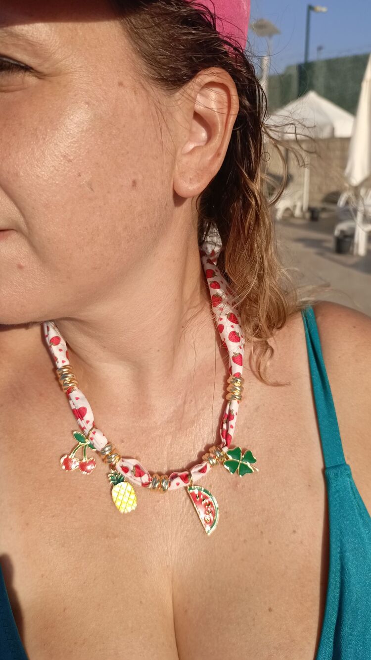 Meyve Charmlı Çilek Fular Kolye
