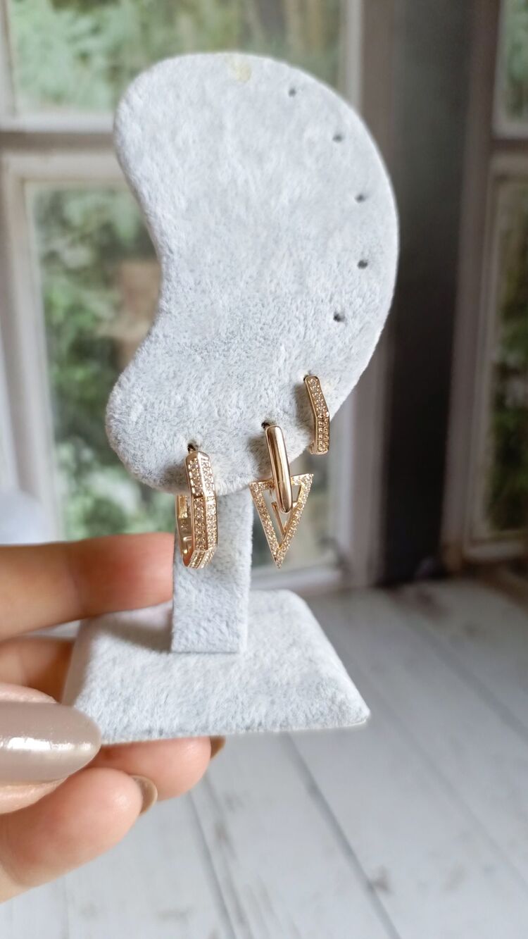 Üçgen Detaylı Gold Üçlü Küpe Seti