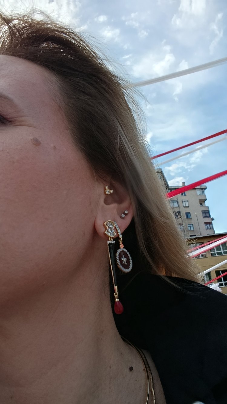 Siyah Daire Formda Yıldız Detaylı Küpe