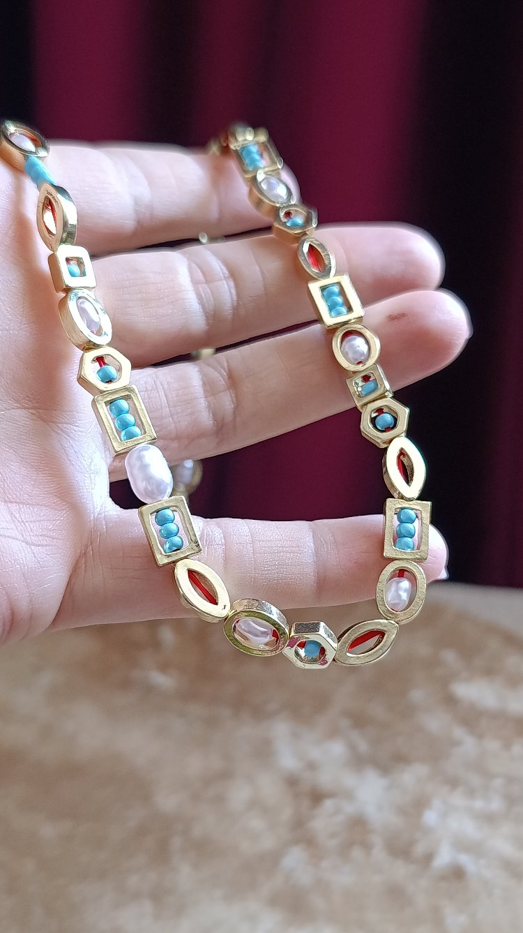 Doğal Taşlı Gold Detaylı Kolye