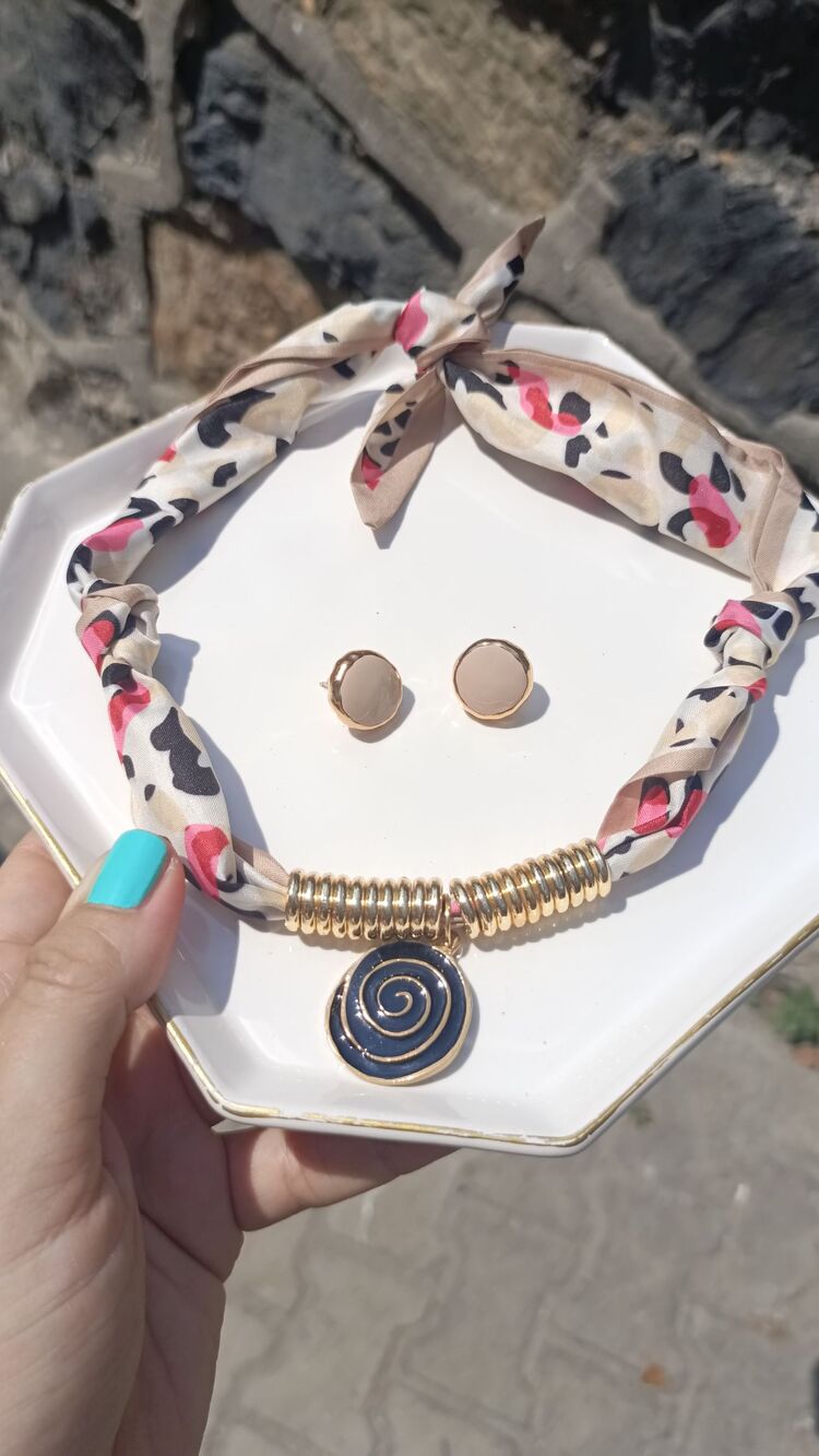Kırmızı Siyah Desenli Bej Fular Kolye