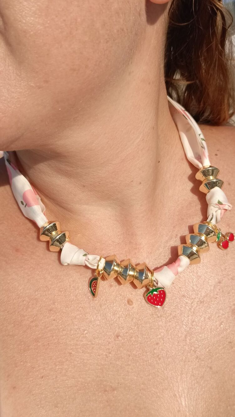 Meyve Charm Detaylı Düğümlü Fular Kolye