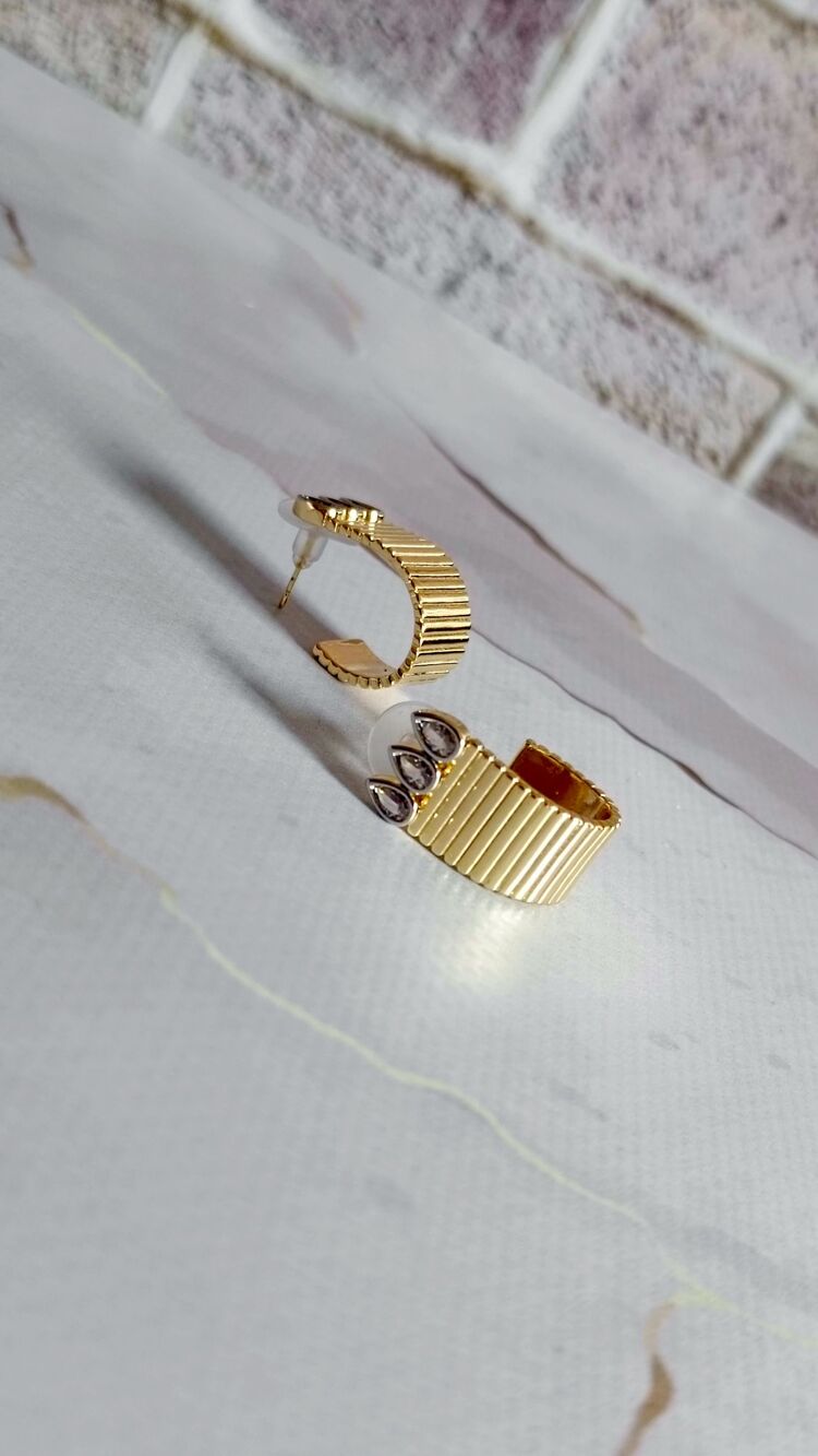 Marka Model Kıvrım Detaylı Üç Taş Küpe