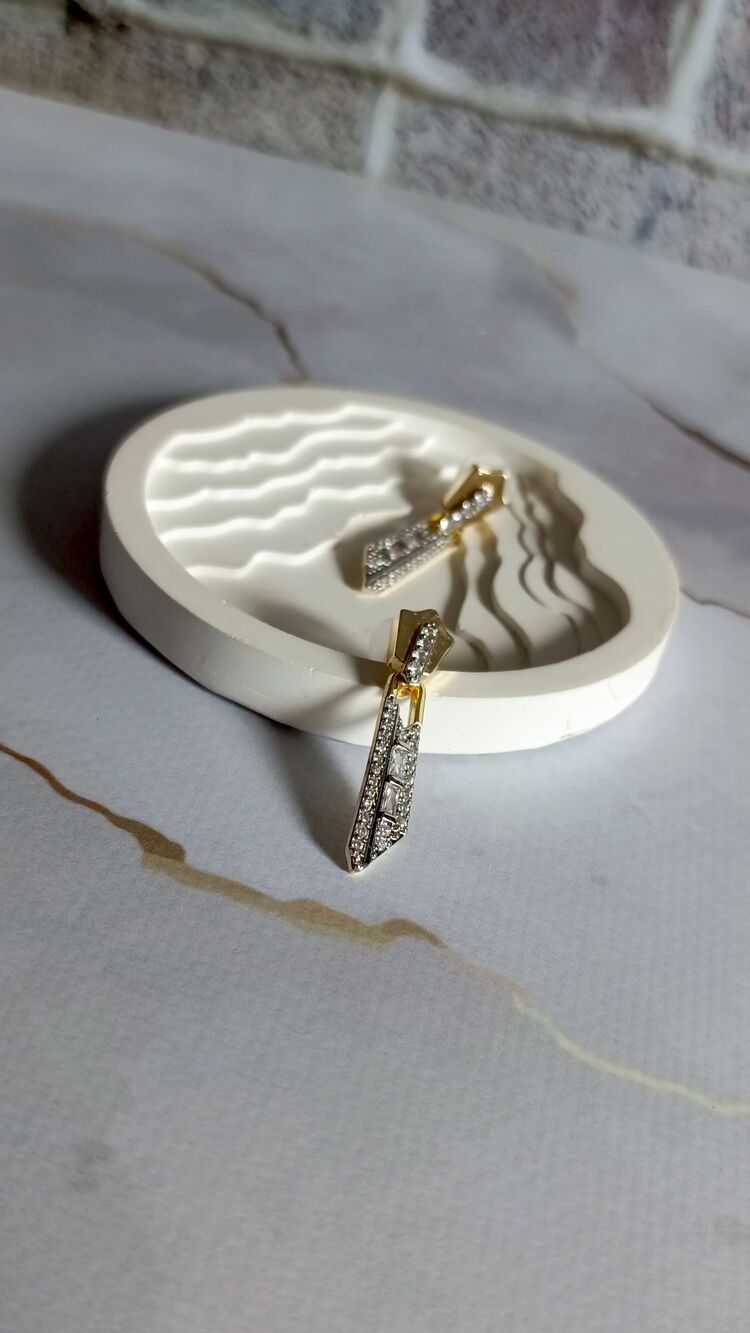 Marka Model Özel Seri Zirkon Taşlı Çubuk Model Küpe