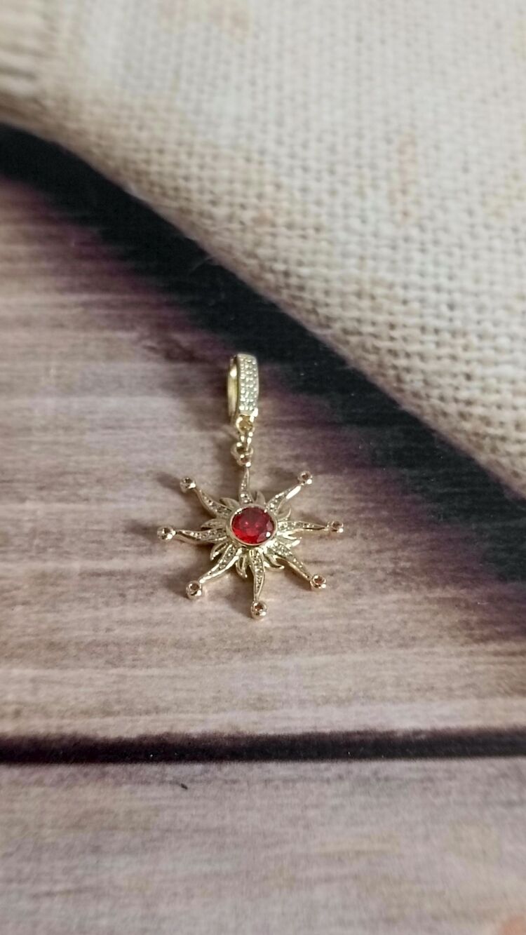 Kırmızı Taş Detaylı Kutup Yıldızı Charm